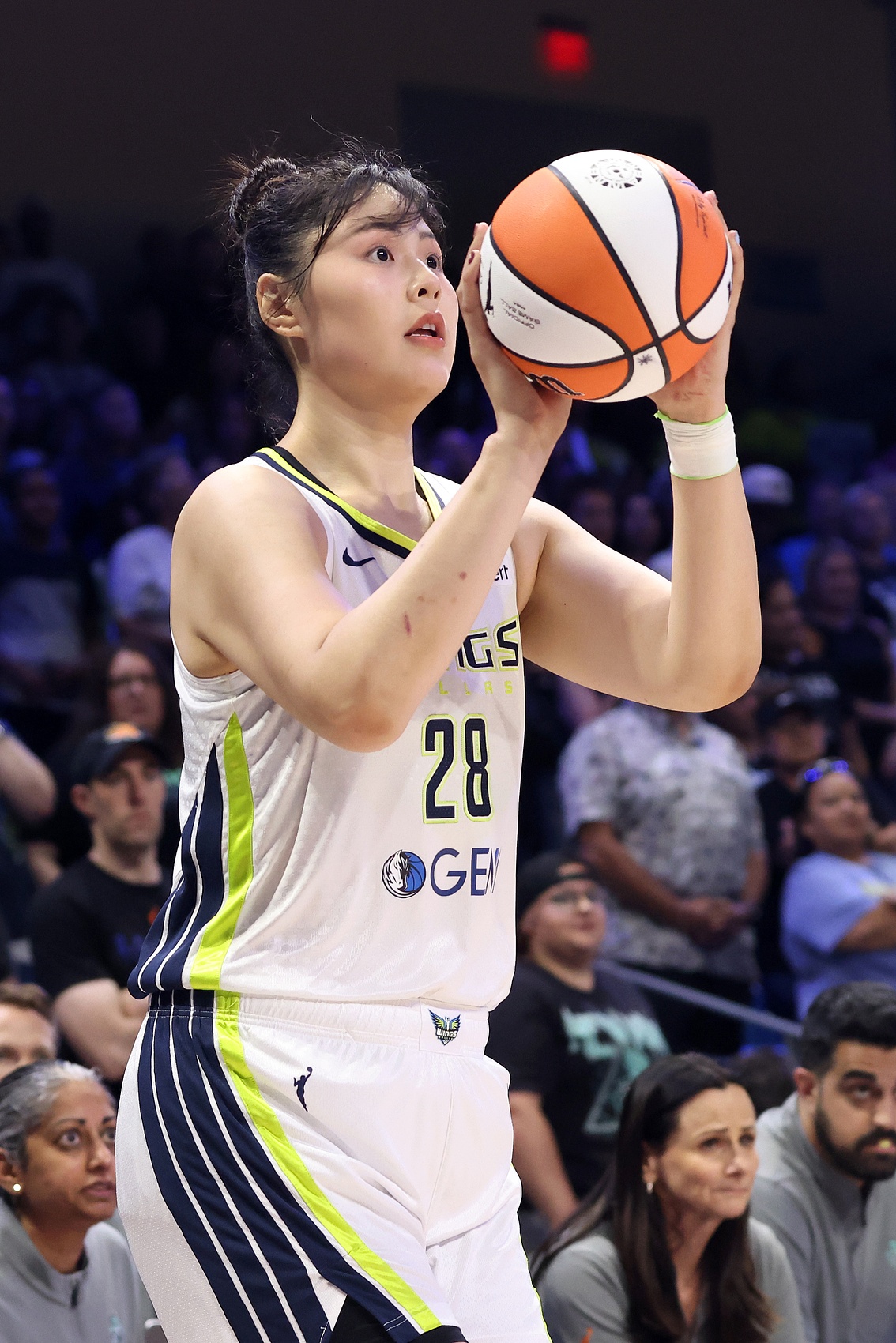 李月汝本赛季先后效力于风暴和飞翼 共出战31场&amp;场均6分4.5板